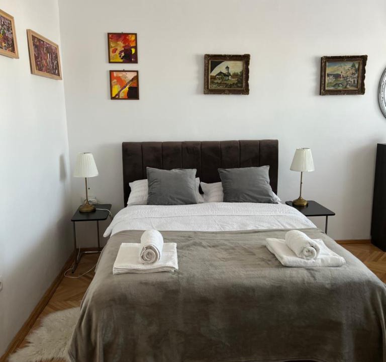 Reghin Apartment | 12 Home