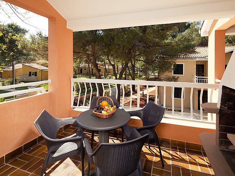 Monterol Apartment | 2 bedroom Apartment, sleeps 5 in Juricani with Pool, Air Con and WiFi