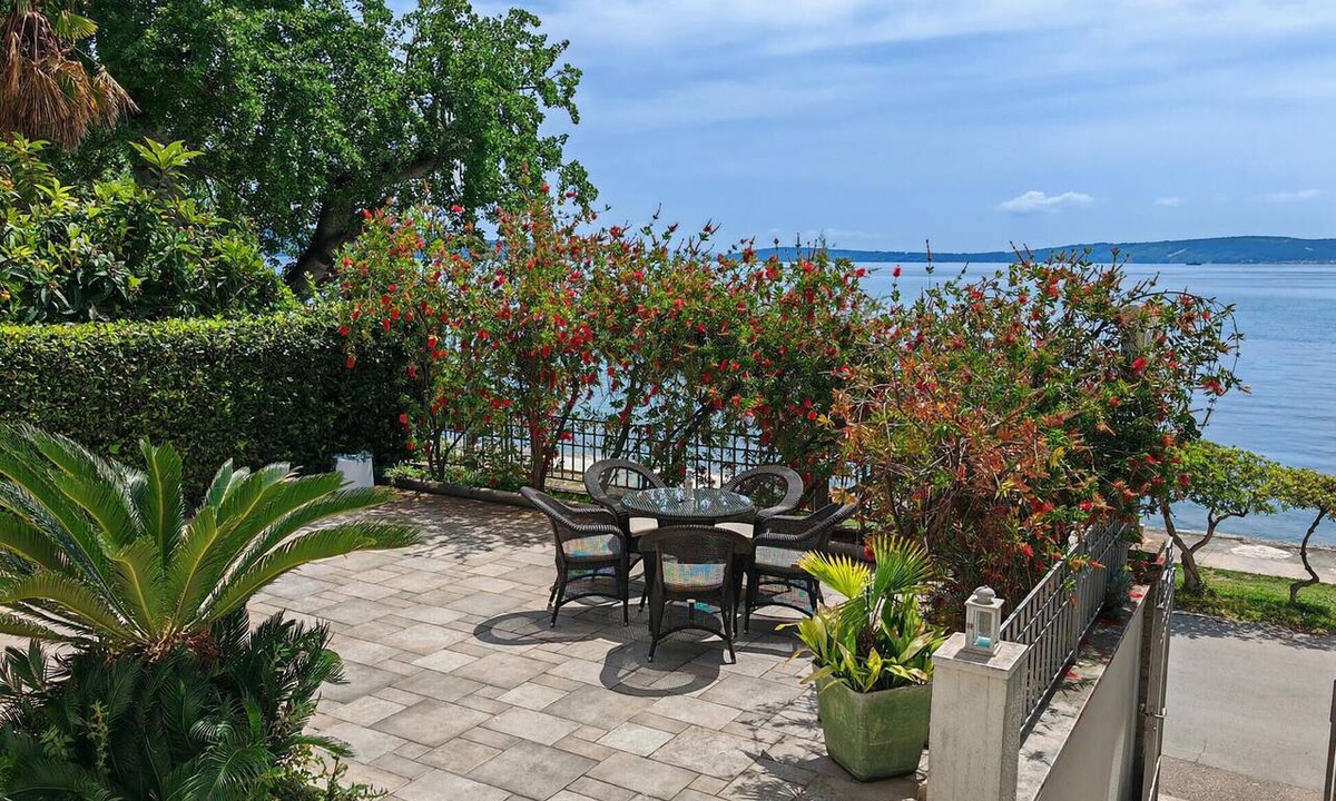 Kastel Luksic Apartment | 2 bedroom beach front apartment in Kastel Luksic