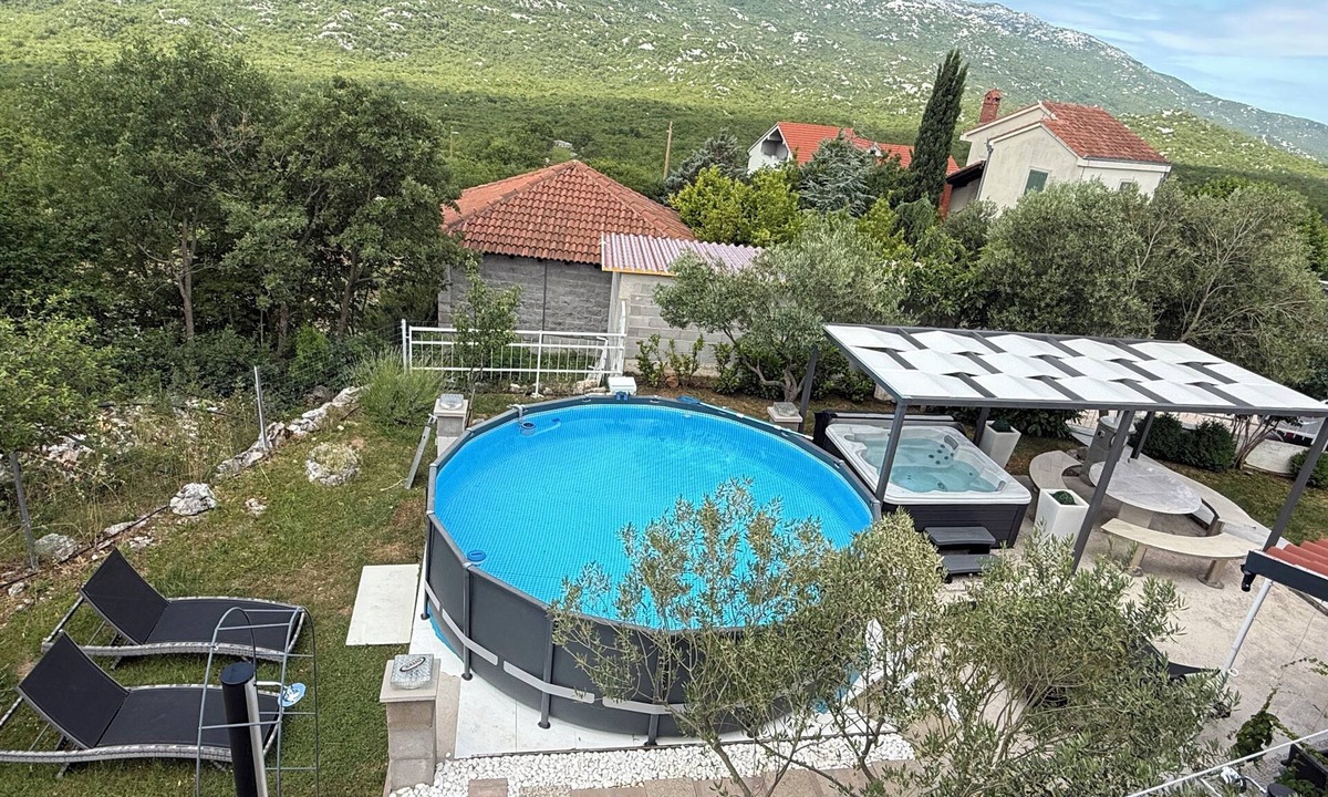 Kotlenice House | 2-Bedroom House with Pool&Jacuzzi in Peaceful Kotlenice near Split town