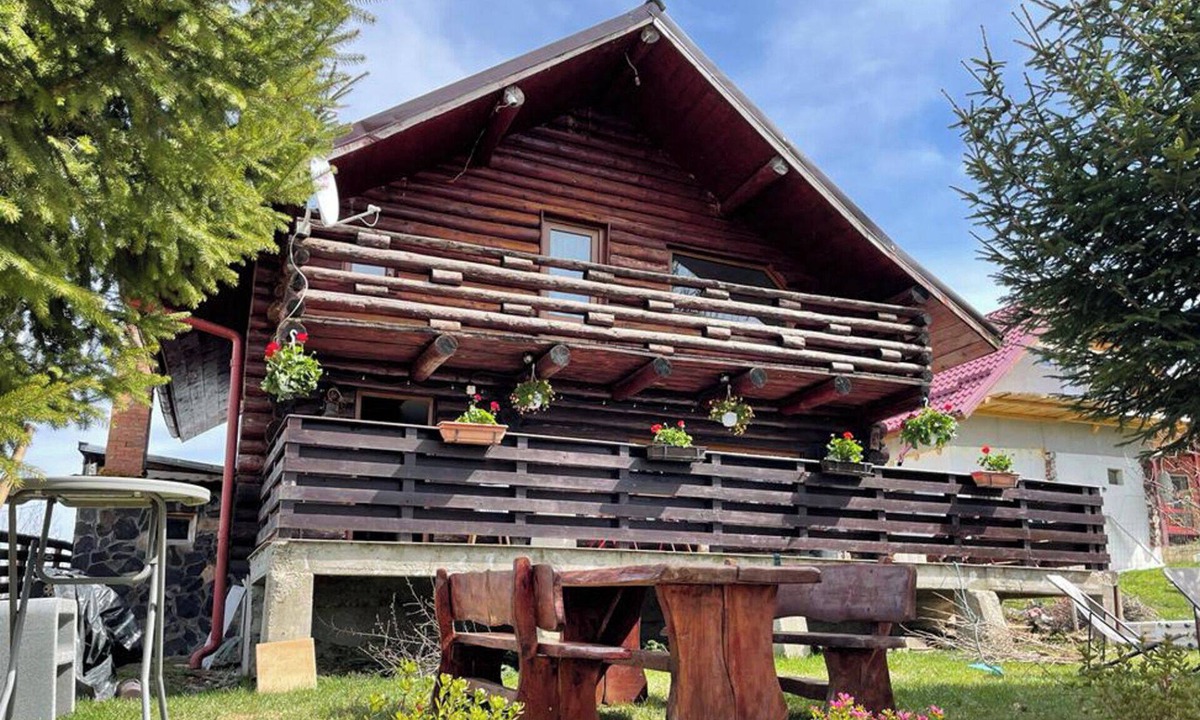 Moieciu Ski Chalet | 3 Bed Chalet Sleeps 8 -Fireplace & Enclosed Garden