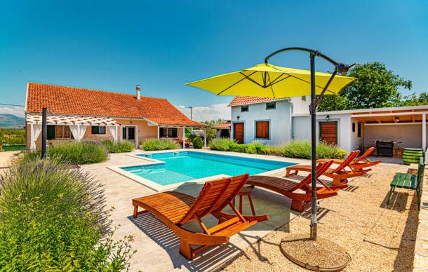 Drnis House | 3 bedroom accommodation in Pakovo Selo