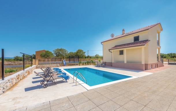 Drnis House | 3 bedroom accommodation in Pakovo Selo