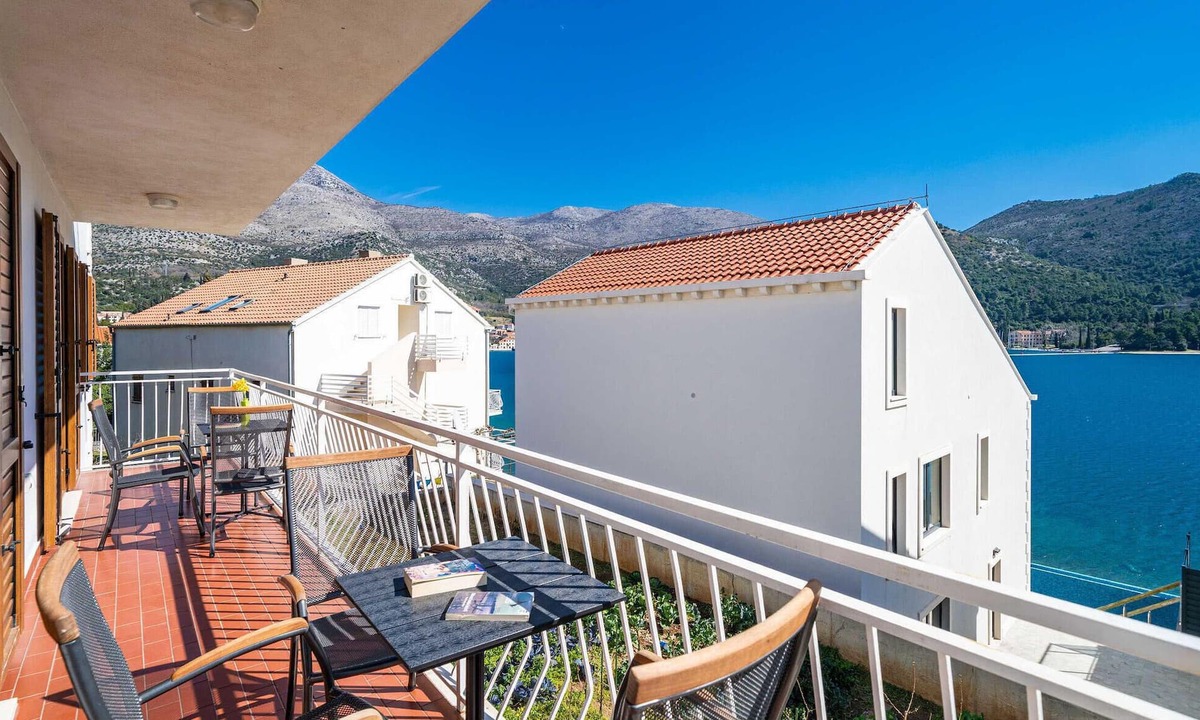 Slano Apartment | 3 bedroom beach front apartment in Slano