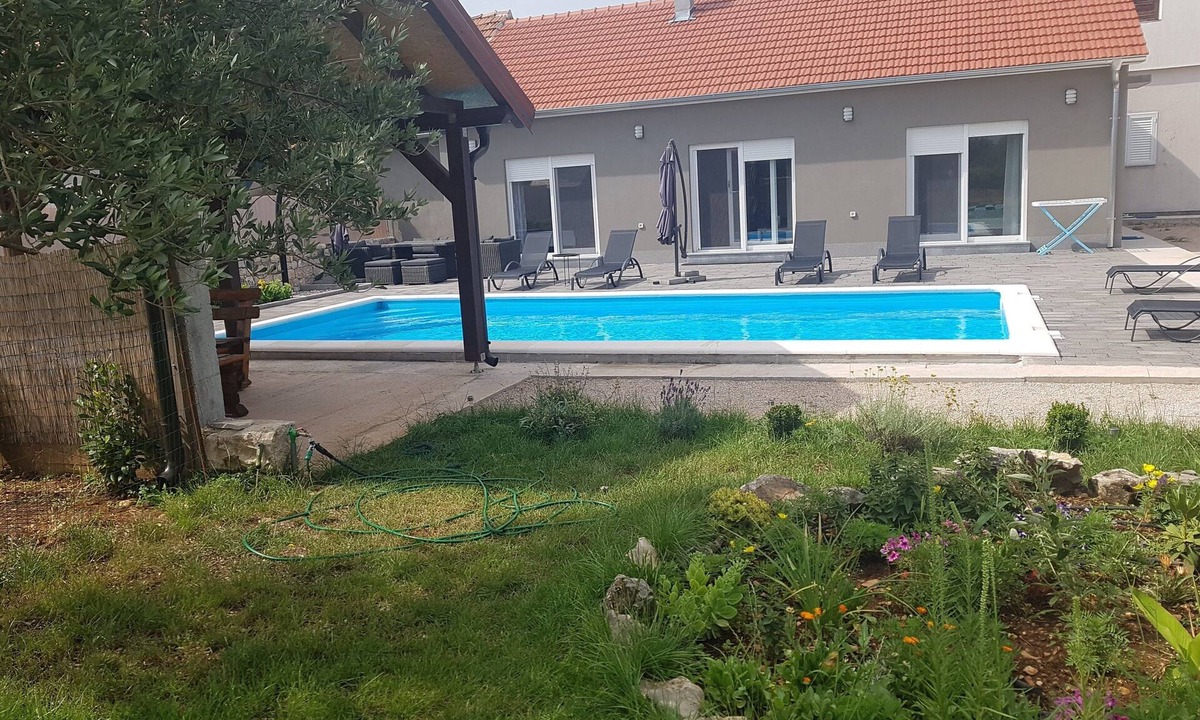 Drinovci House | 3-bedroom house in lovely Drinovci with AC, WiFi. Enjoy a peaceful stay