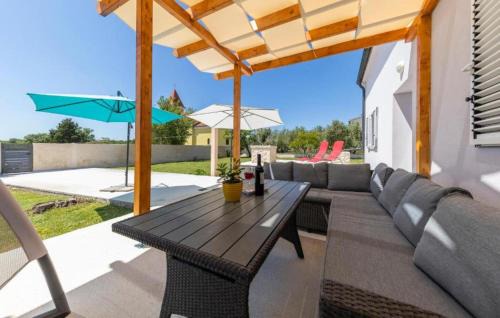 Poljica House | 3 Bedroom Luxurious Home In Nin