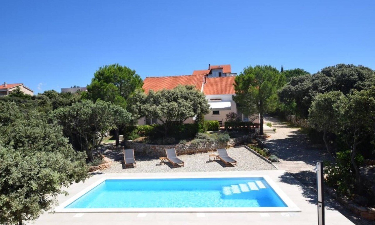 Mandre House | 4-bedroom house in delightful Mandre with private swimming pool
