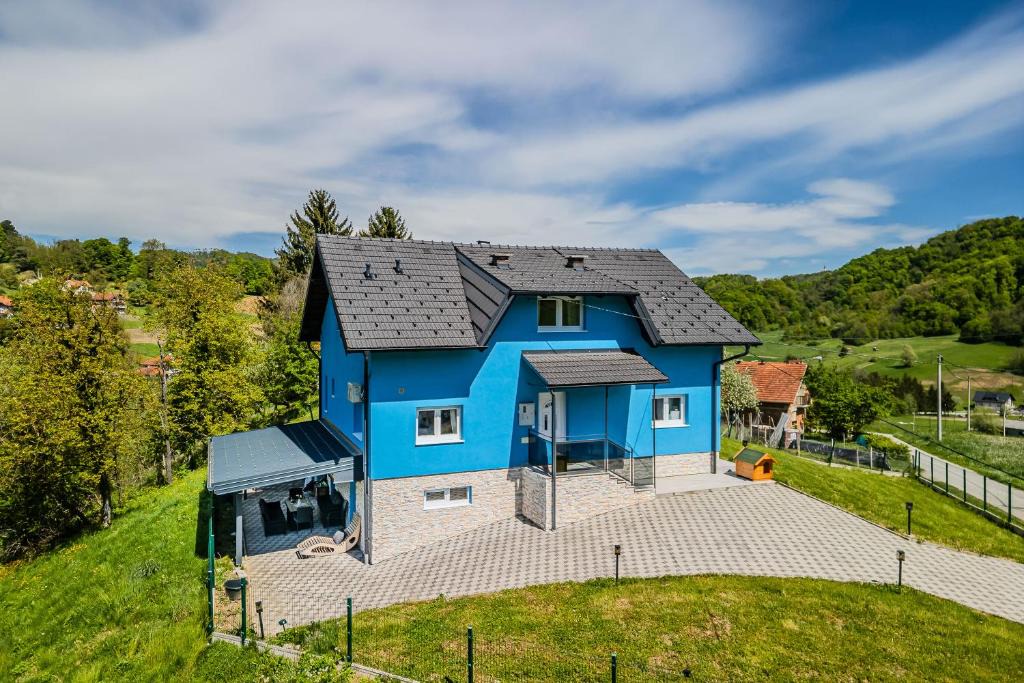 Desinic House | 4 - Bedroom House With Hot Tub & Sauna - Happy Rentals