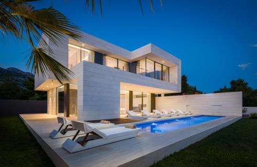 Starigrad Villa | 5-Star Villa Calma I with Heated Pool, Jacuzzi, Sea and Palm Tree Garden