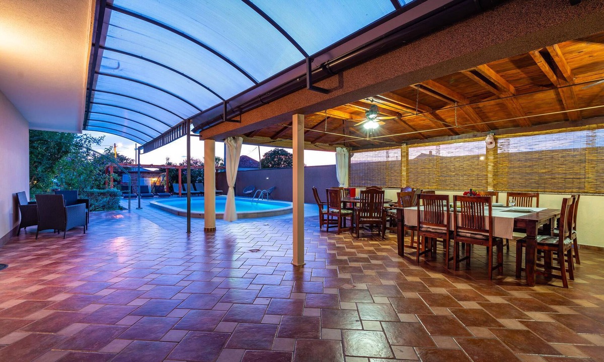 Galovac House | 6 bedroom accommodation in Galovac