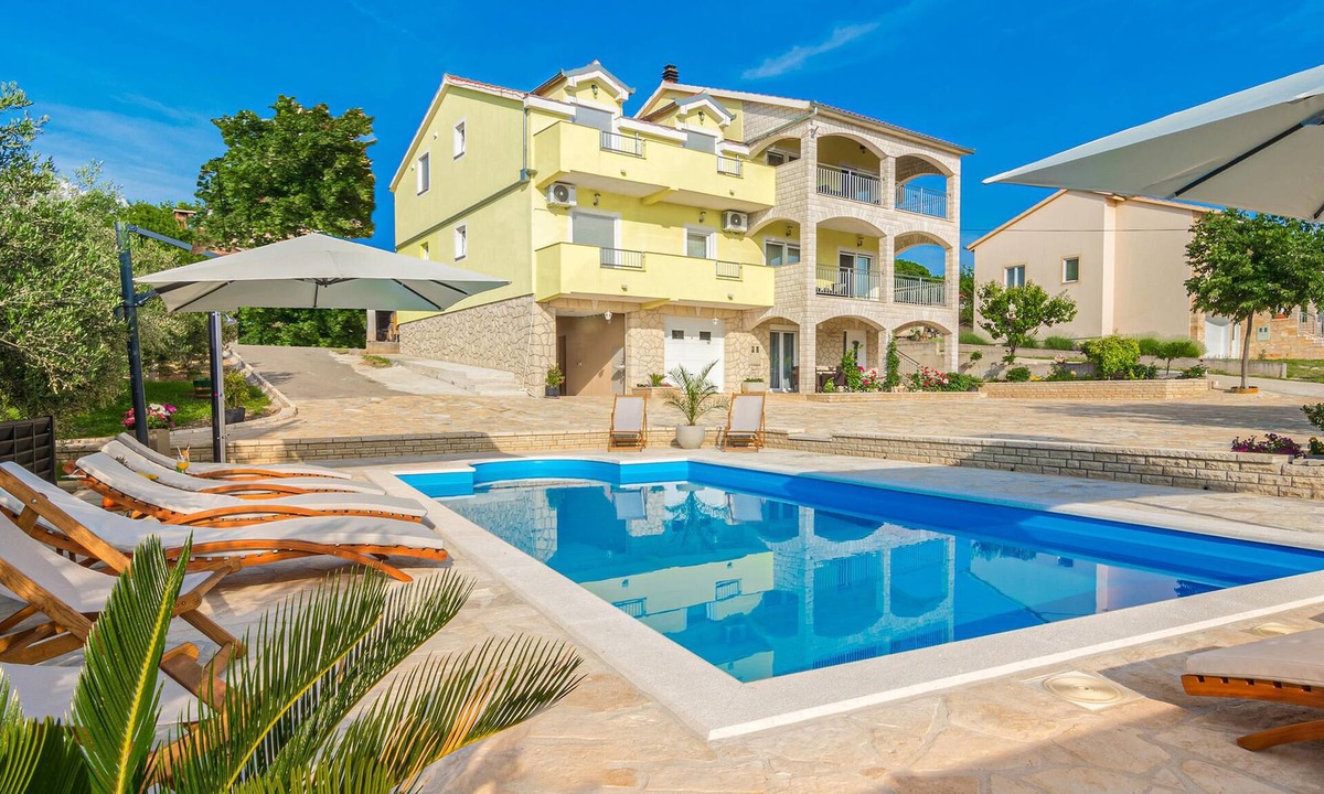 Lisicici House | 6 bedroom accommodation in Lisicic