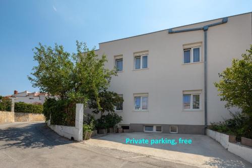 Stobrec Apartment | A 2 apt near beach w patio parking and grill