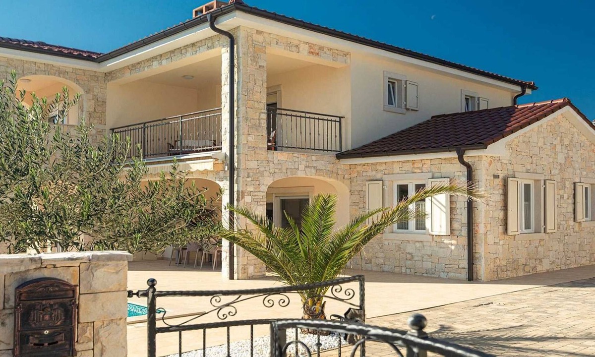 Pinezici Villa | A lovely holiday house close to the beach in Krk