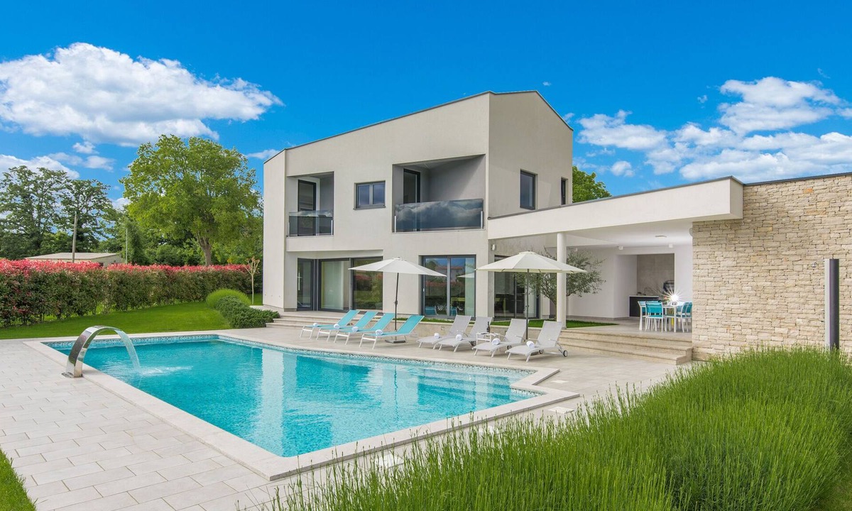 Kringa Cottage | A modern luxury villa with a crystal-clear swimming pool and cultivated garden