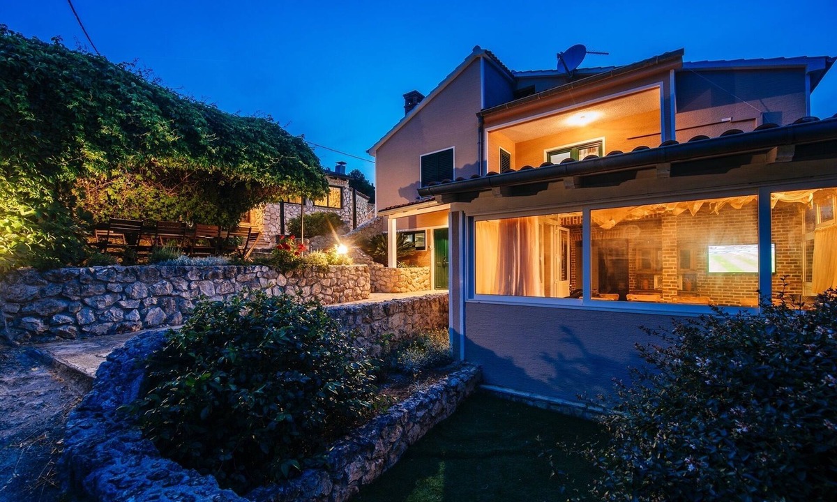 Mali Iz Villa | A relaxing beachside house with a hot tub overlooking the sea in Zadar County.