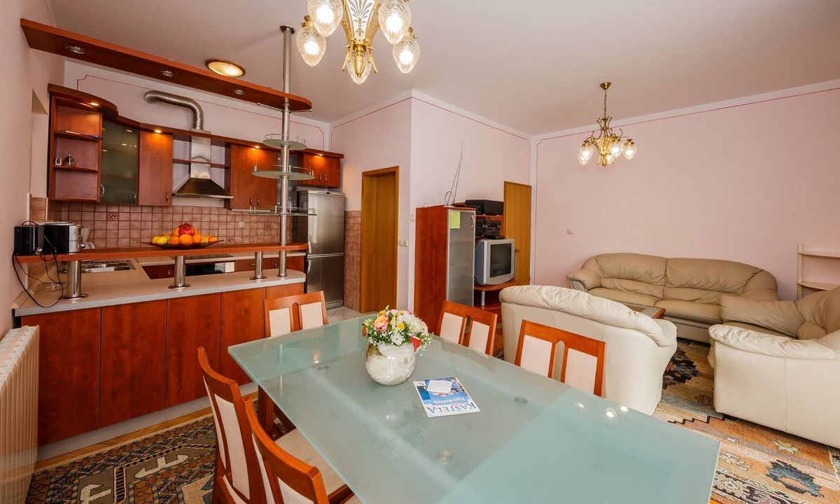 Kastel Luksic Apartment | A4 large 150 m2 apt with 4 bedrooms, big balcony,sea view and outside fireplace