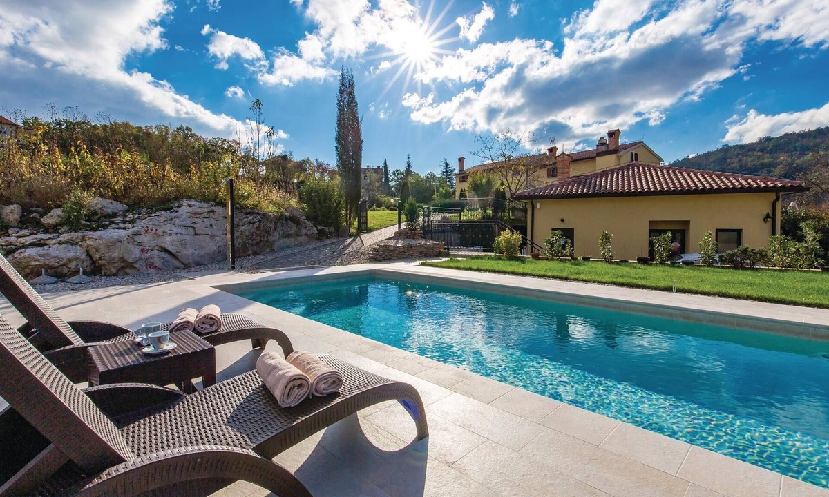 Rukavac House | Above the Kvarner Bay, away from the city noise, is this semi-detached house.