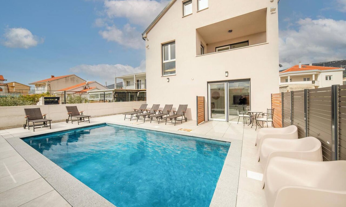 Kastel Novi Apartment | Amazing apartment in Kastel Novi with WiFi