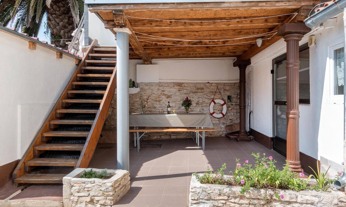 Liznjan Apartment | Amazing apartment in Liznjan with WiFi