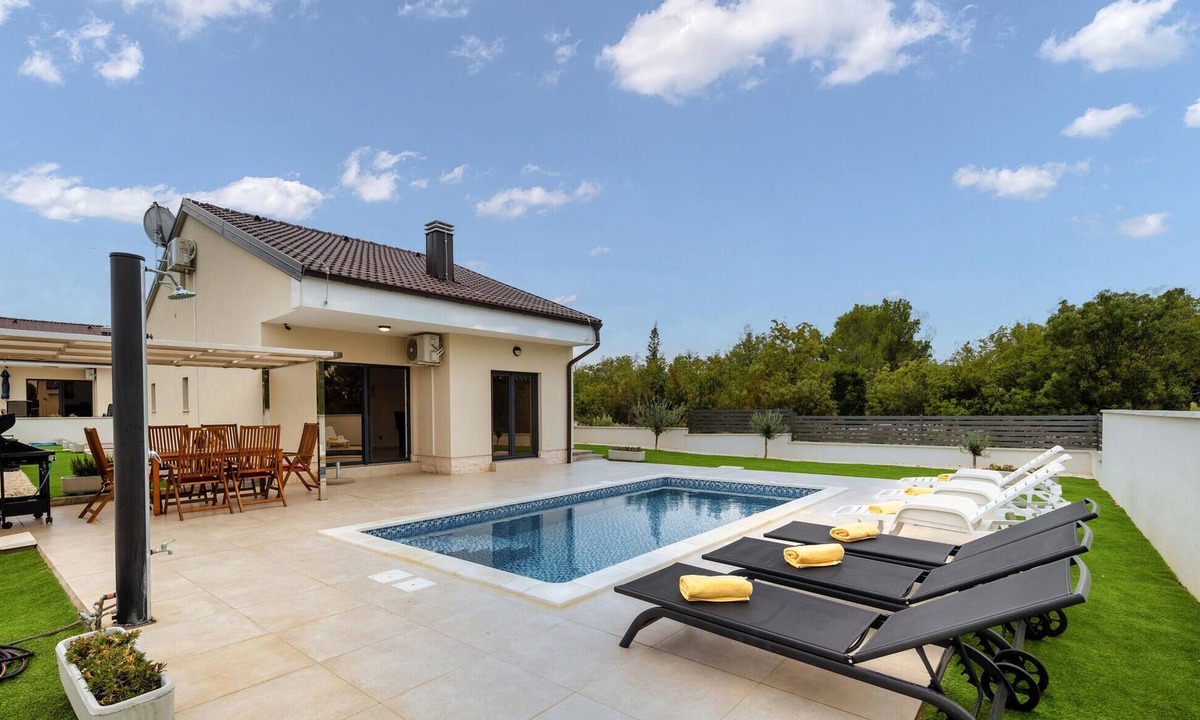 Bilice House | Amazing home in Bilice with private swimming pool, can be inside or outside