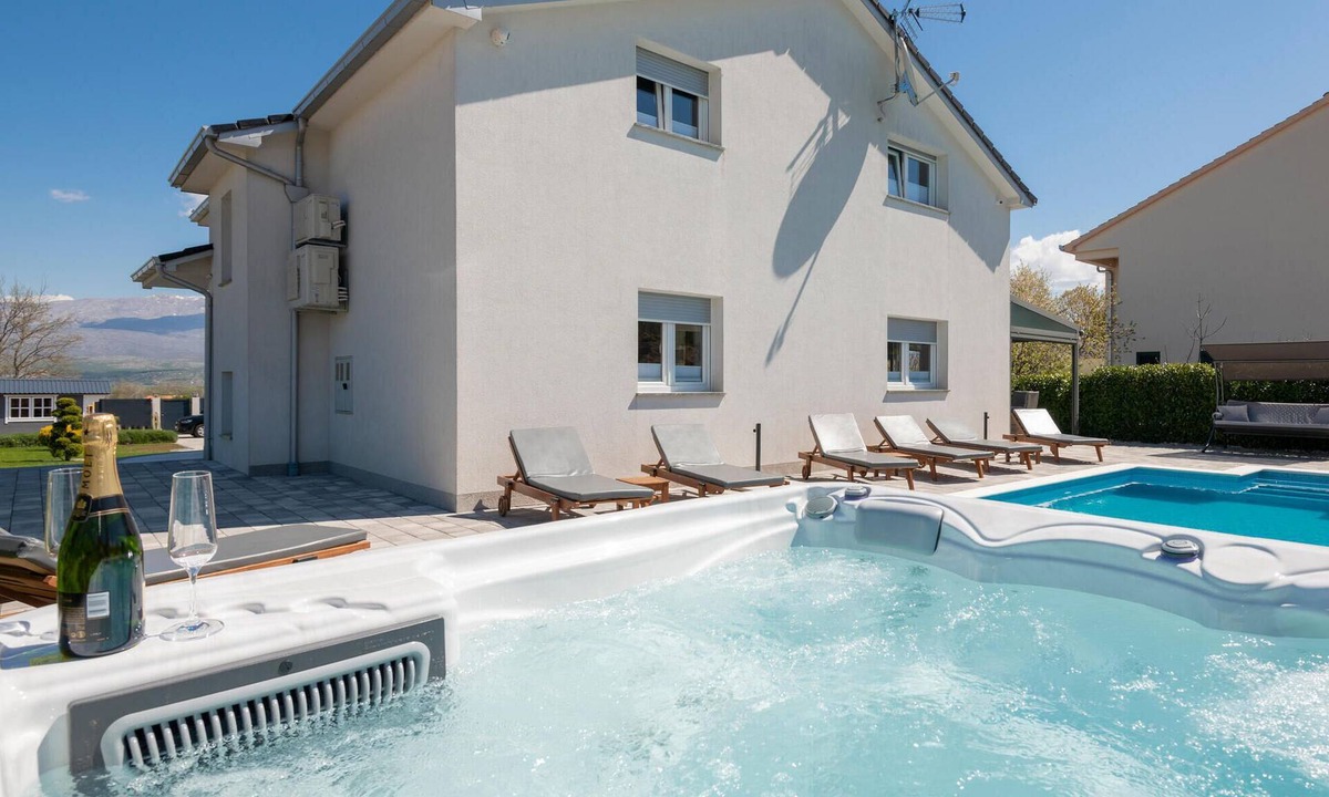 Trilj House | Amazing home in Kosute with sauna