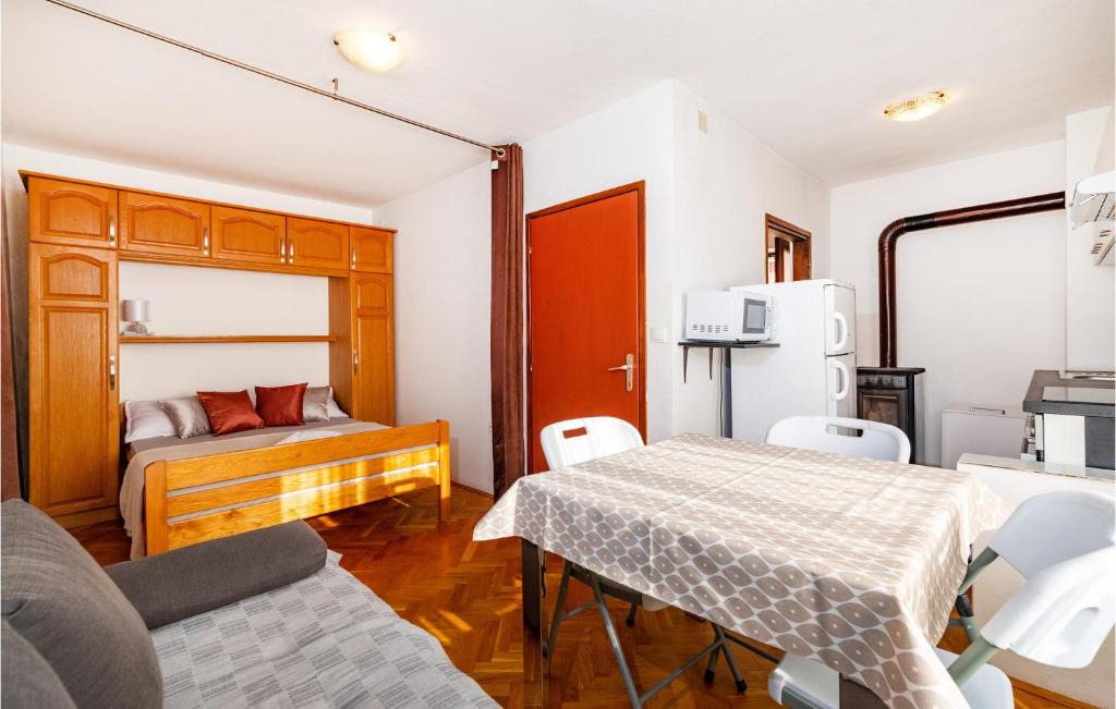 Rovanjska House | Amazing home in Rovanjska with 1 Bedrooms