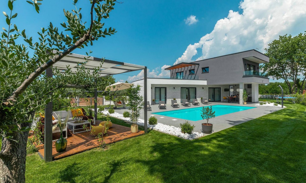 Zminj House | Amazing home in Sivati