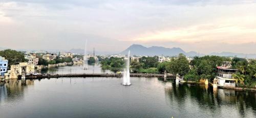 Lake Swaroop Sagar House | Antariksh -A beautiful homestay near Lake Pichhola -Only Indian allowed