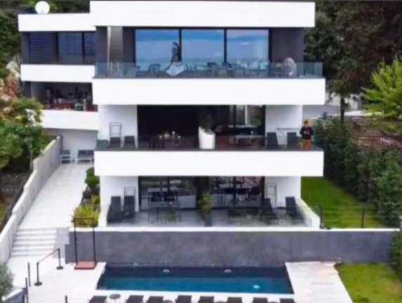 Sarsoni Apartment | Aparthotel Villa V with pool and parking