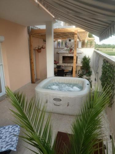 Benkovac Apartment | Apartman Josy with gorgeous garden