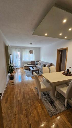 Canton 10 Apartment | Apartman Pati