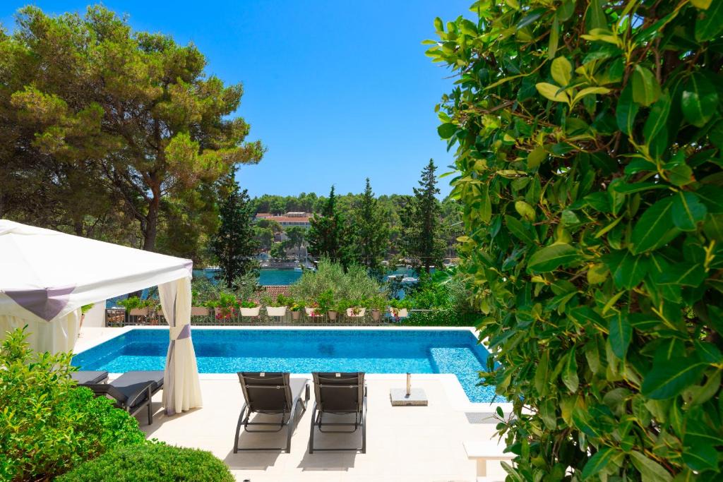 Cove Makarac (Milna) Apartment | APARTMANI MARIS