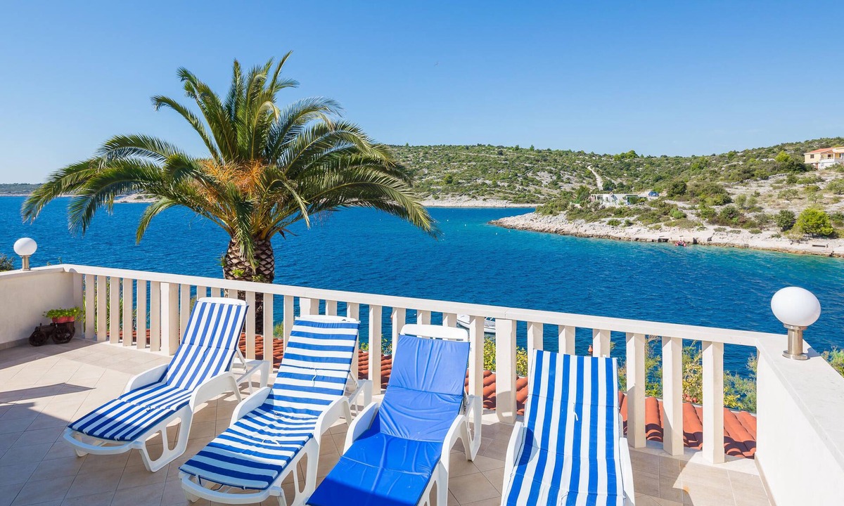 Dvornica Apartment | Apartment Bose 6+0 with big balcony and sea view only 5 meters from beach