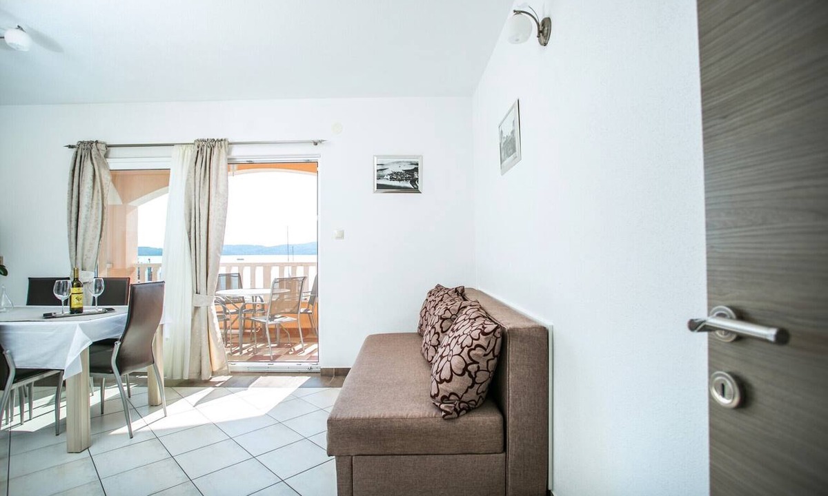 Seget Donji Apartment | Apartment for 4+2, Seget Donji ❤, by the beach