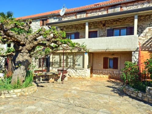 Babici Apartment | Apartment Große Wohnung in Babići mit Garten und Terrasse by Interhome