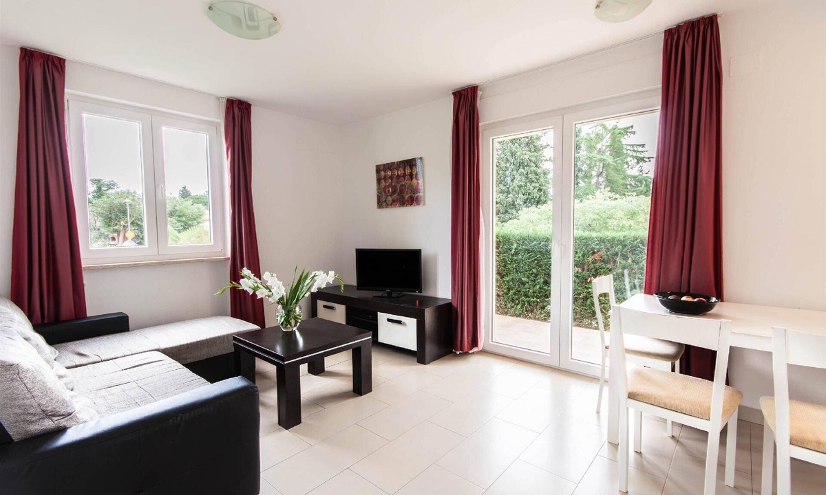 Monterol Apartment | Apartment in Monterol with Garden and Terrace