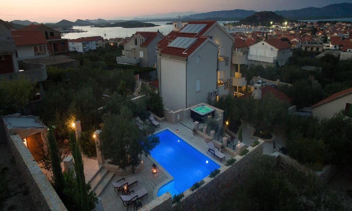 Susica Apartment | Apartment in Murter with Pool and Sea Views