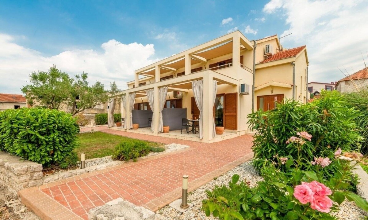 Nin Apartment | Apartment in Nin with Terrace, Air condition, WIFI (864-3)