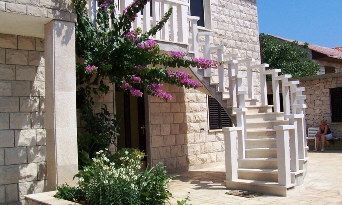 Povlja Apartment | Apartment in Povlja with Terrace, Air condition, WIFI (4991-1)