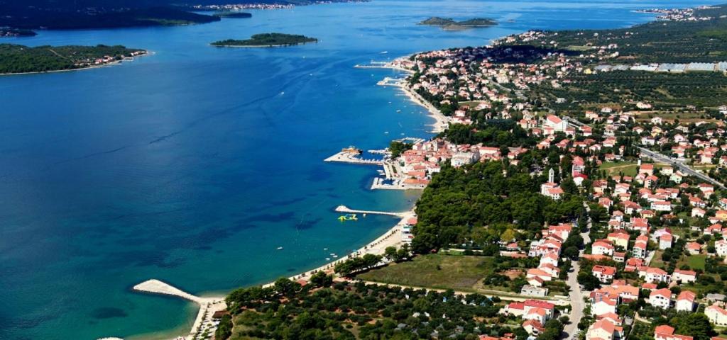 Sveti Filip i Jakov Apartment | Apartment in Sveti Filip i Jakov with sea view, terrace, air conditioning, Wi-Fi (4811-2)