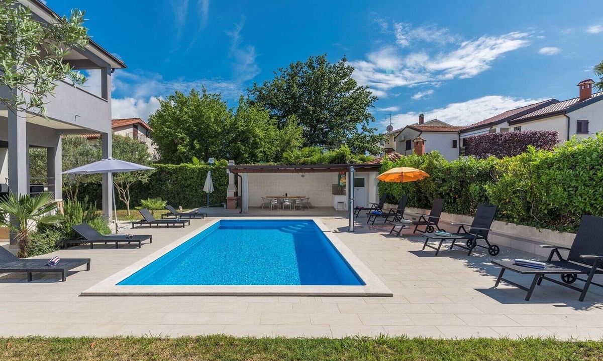 Mali Maj Apartment | Apartment Leko I with Shared Pool and Garden