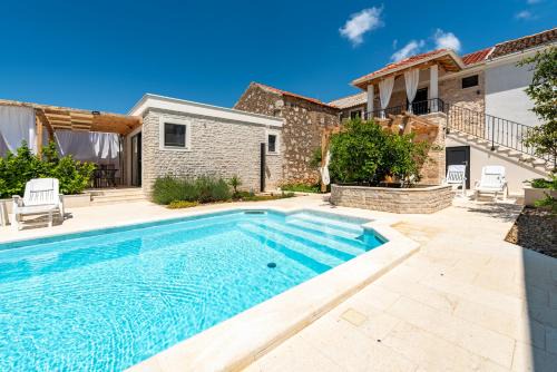 Ugljan Apartment | Apartment Varos with shared pool