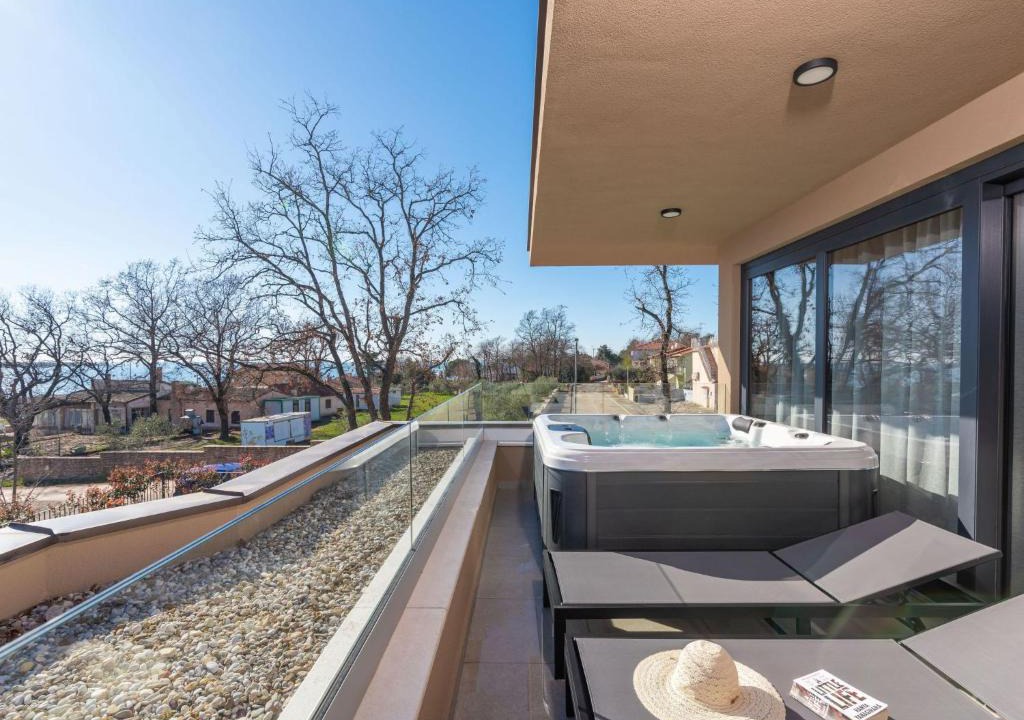Karigador Apartment | Apartment Villa Querchus Penthouse 8 partment mit Jacuzzi by Interhome