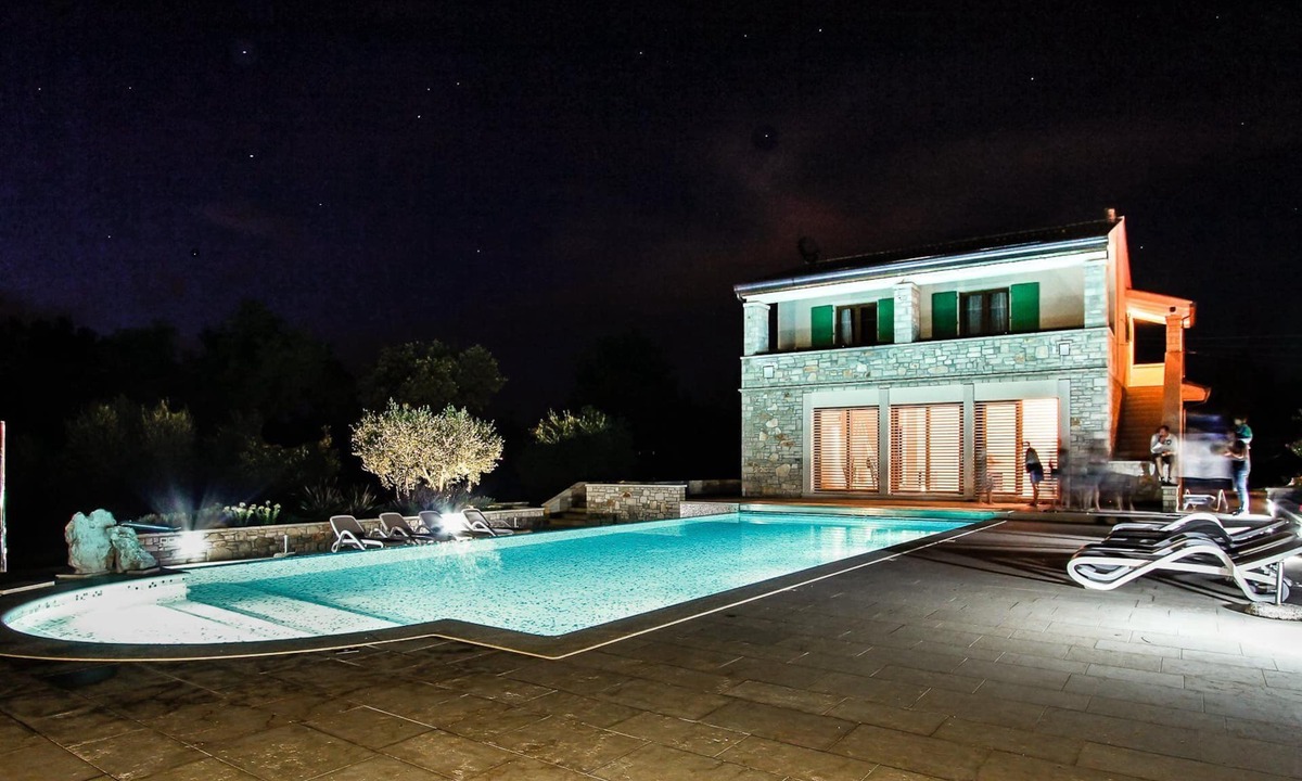 Vilanija Apartment | Apartment "Yellow" by the pool olive garden view
