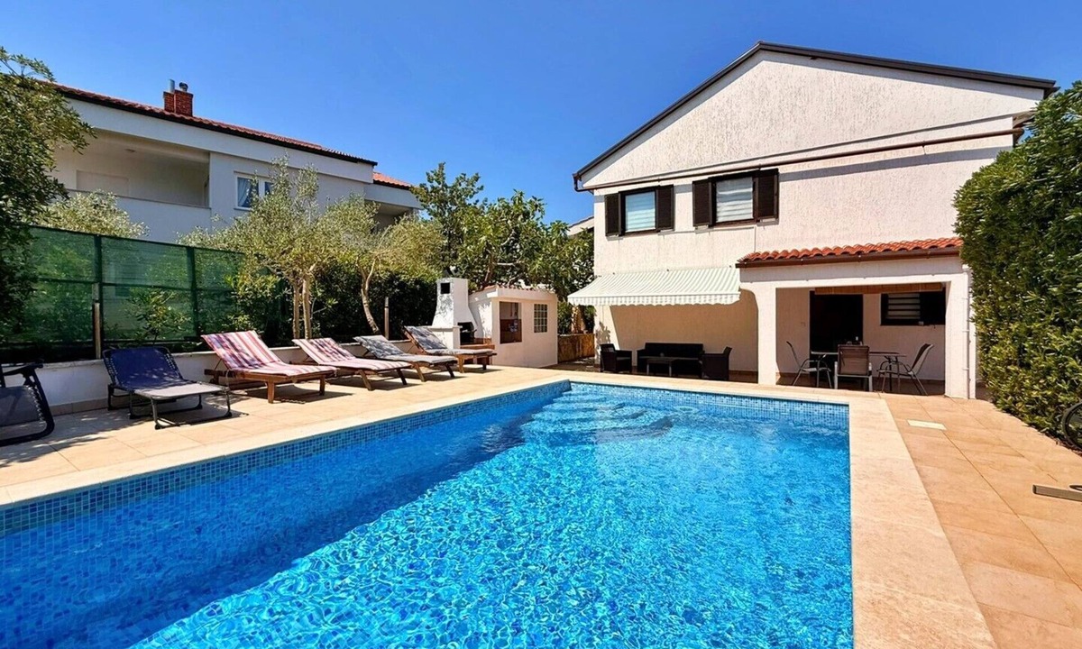 Silo Apartment | Apartment Zeljko - with Pool, 200 m from the Sea, two bedrooms, roofed terrace, private parking, BBQ facilities, outdoor shower, sun loungers