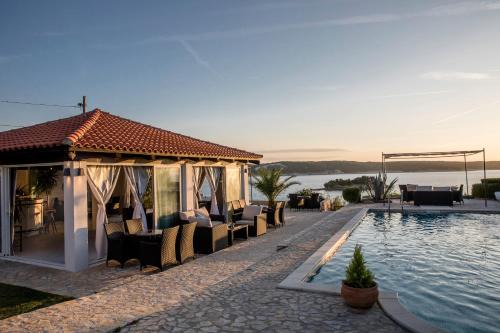 Supetarska Draga Apartment | Apartments by the Beach with Pool and Lounge Beds - Miral Apartments