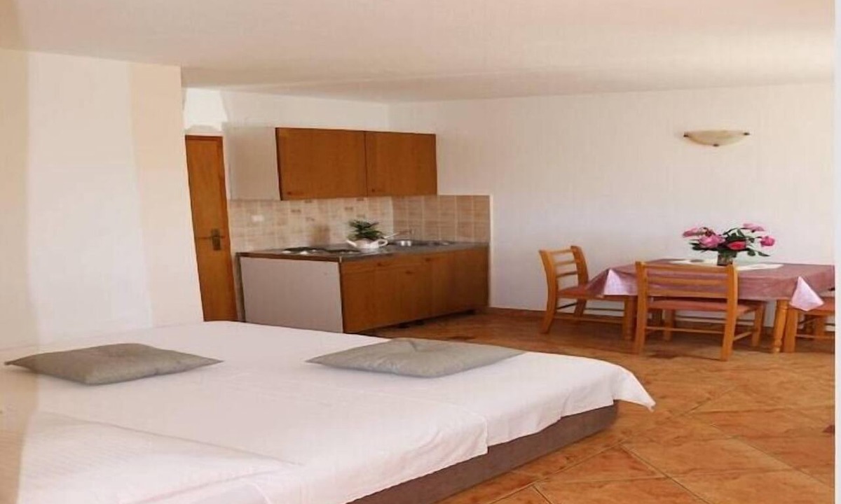 Podglavica Apartment | Apartments Juras - Studio Apartment with Balcony and Side Sea View (Tea)