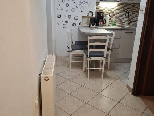 Vratarusa Apartment | Apartments Luka & Leona - Two Bedroom Apartment with Balcony Luka