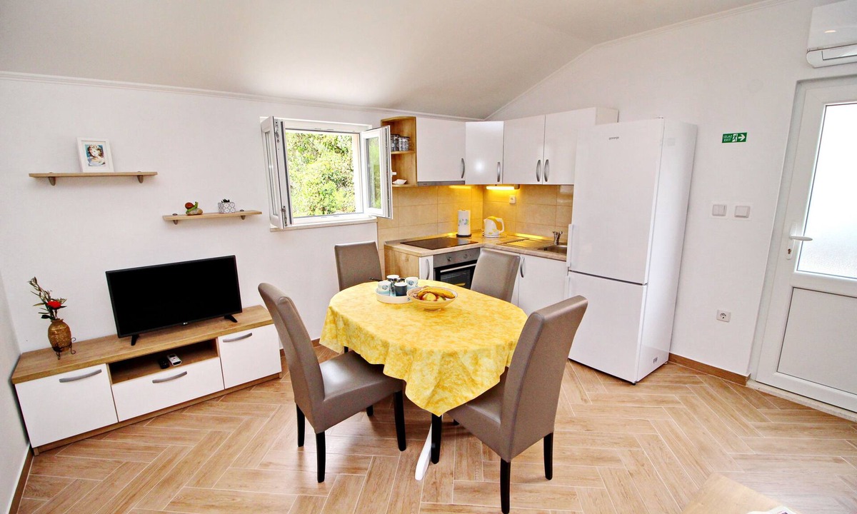 Hodilje Apartment | Apartments Memunić - Standard One Bedroom Apartment with Partial Sea View