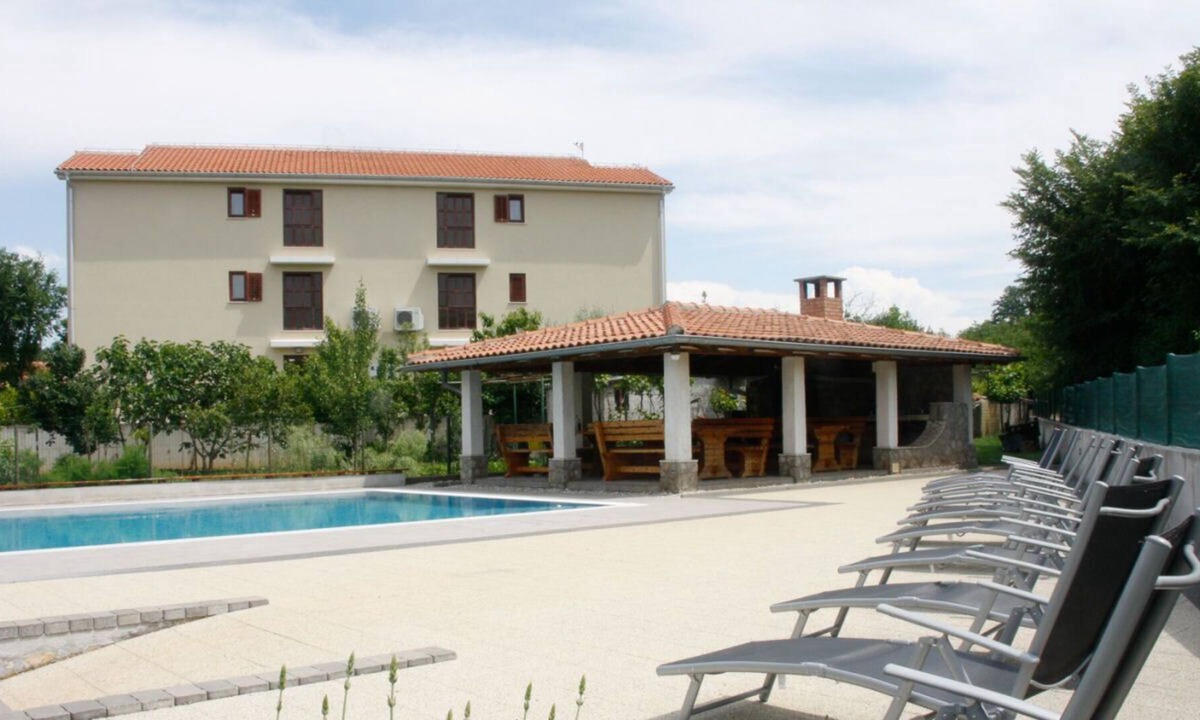 Vantacici Apartment | Arbanas A5, 400m to the beach,4 people,outdoor pool,free WiFi,playground,parking